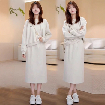 Moterų sijonų kostiumas su išsiuvinėta širdimi, ilgomis rankovėmis, vidutinio ilgio sijonas – poliesteris, ruduo 2025