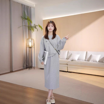 Moterų sijonų kostiumas su išsiuvinėta širdimi, ilgomis rankovėmis, vidutinio ilgio sijonas – poliesteris, ruduo 2025