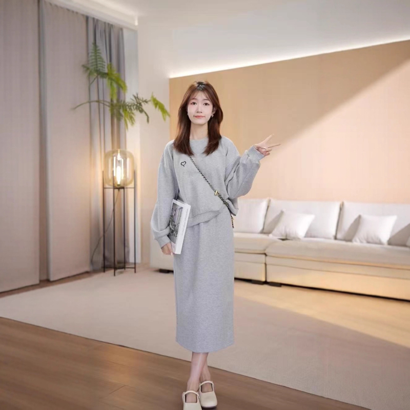 Moterų sijonų kostiumas su išsiuvinėta širdimi, ilgomis rankovėmis, vidutinio ilgio sijonas – poliesteris, ruduo 2025