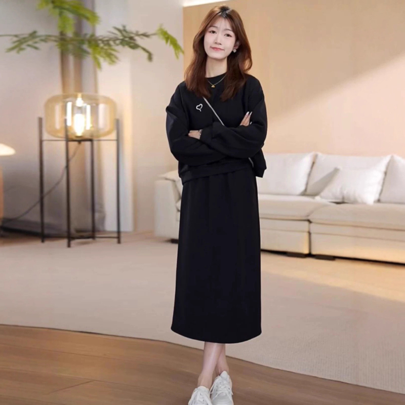 Moterų sijonų kostiumas su išsiuvinėta širdimi, ilgomis rankovėmis, vidutinio ilgio sijonas – poliesteris, ruduo 2025