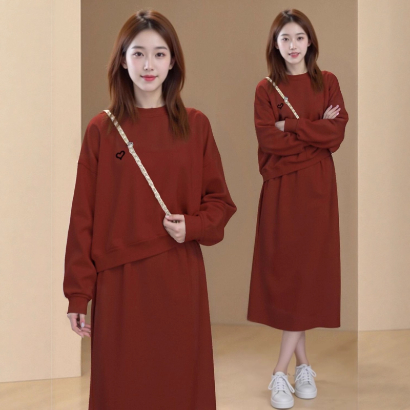 Moterų sijonų kostiumas su išsiuvinėta širdimi, ilgomis rankovėmis, vidutinio ilgio sijonas – poliesteris, ruduo 2025