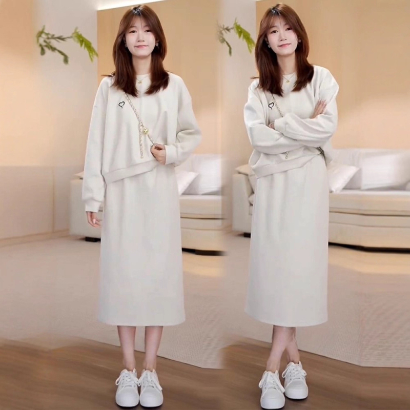 Moterų sijonų kostiumas su išsiuvinėta širdimi, ilgomis rankovėmis, vidutinio ilgio sijonas – poliesteris, ruduo 2025