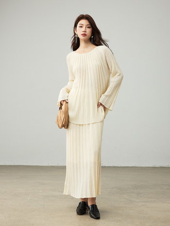 Dviejų dalių vilnonių megztinių komplektas: gobtuvu megztinis ir sijonas, plačiai išsiplečiančios rankovės, vienos linijos apykaklė, horizontinis mezginys, ruduo 2025