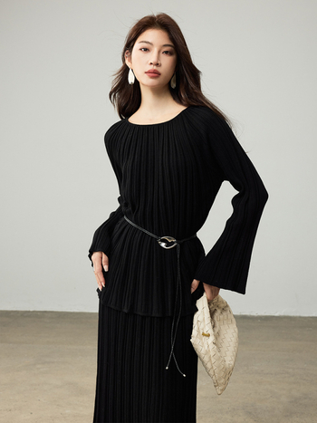 Dviejų dalių vilnonių megztinių komplektas: gobtuvu megztinis ir sijonas, plačiai išsiplečiančios rankovės, vienos linijos apykaklė, horizontinis mezginys, ruduo 2025