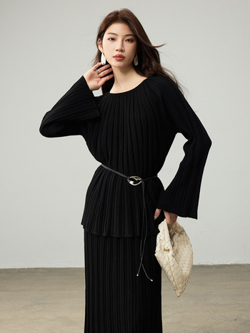 Dviejų dalių vilnonių megztinių komplektas: gobtuvu megztinis ir sijonas, plačiai išsiplečiančios rankovės, vienos linijos apykaklė, horizontinis mezginys, ruduo 2025