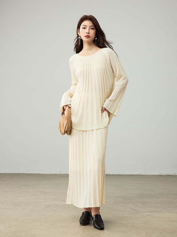 Dviejų dalių vilnonių megztinių komplektas: gobtuvu megztinis ir sijonas, plačiai išsiplečiančios rankovės, vienos linijos apykaklė, horizontinis mezginys, ruduo 2025