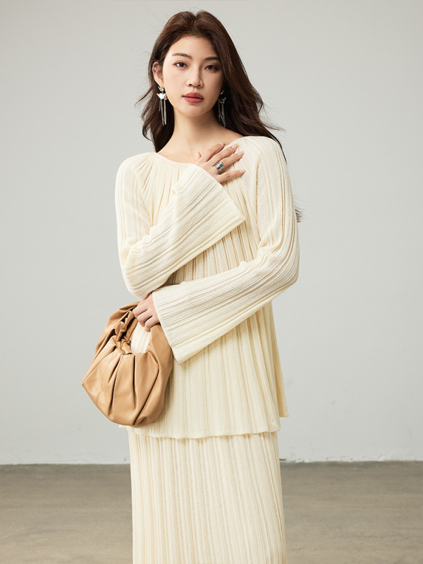 Dviejų dalių vilnonių megztinių komplektas: gobtuvu megztinis ir sijonas, plačiai išsiplečiančios rankovės, vienos linijos apykaklė, horizontinis mezginys, ruduo 2025