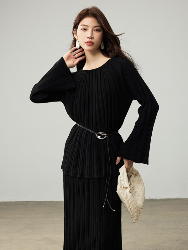 Dviejų dalių vilnonių megztinių komplektas: gobtuvu megztinis ir sijonas, plačiai išsiplečiančios rankovės, vienos linijos apykaklė, horizontinis mezginys, ruduo 2025