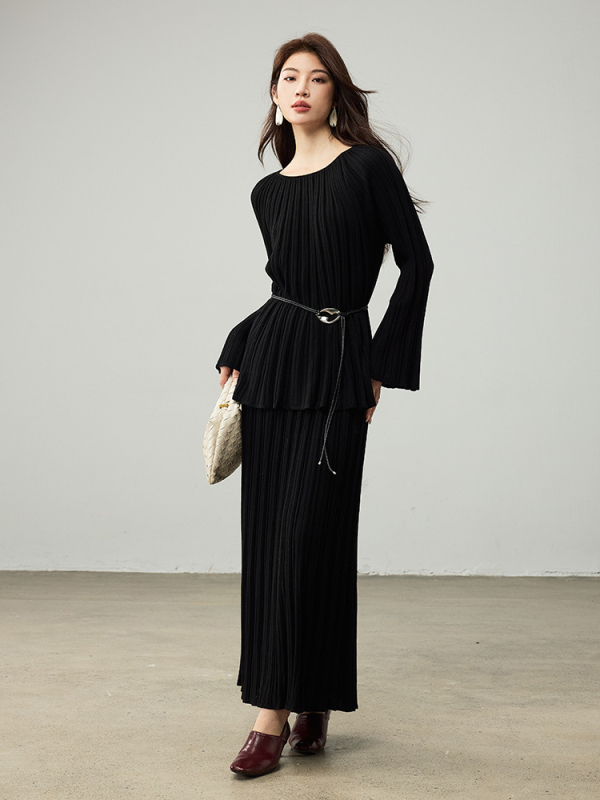 Dviejų dalių vilnonių megztinių komplektas: gobtuvu megztinis ir sijonas, plačiai išsiplečiančios rankovės, vienos linijos apykaklė, horizontinis mezginys, ruduo 2025