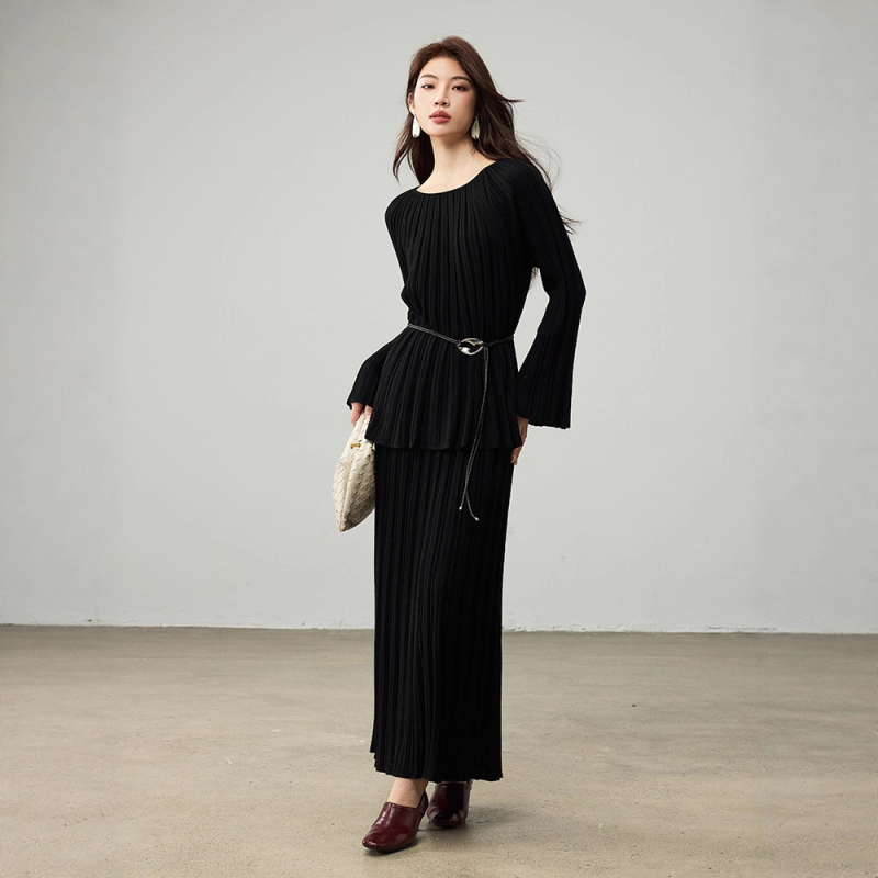 Dviejų dalių vilnonių megztinių komplektas: gobtuvu megztinis ir sijonas, plačiai išsiplečiančios rankovės, vienos linijos apykaklė, horizontinis mezginys, ruduo 2025