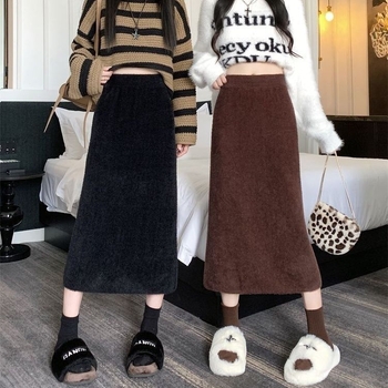 Fustă tricotată, medie ca lungime, cu croială strânsă pe șolduri, căptușită cu fleece