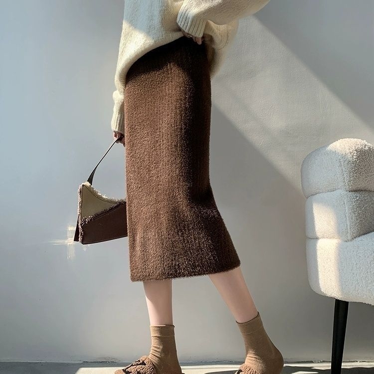 Fustă tricotată, medie ca lungime, cu croială strânsă pe șolduri, căptușită cu fleece