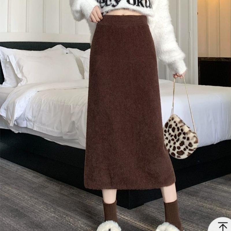 Fustă tricotată, medie ca lungime, cu croială strânsă pe șolduri, căptușită cu fleece