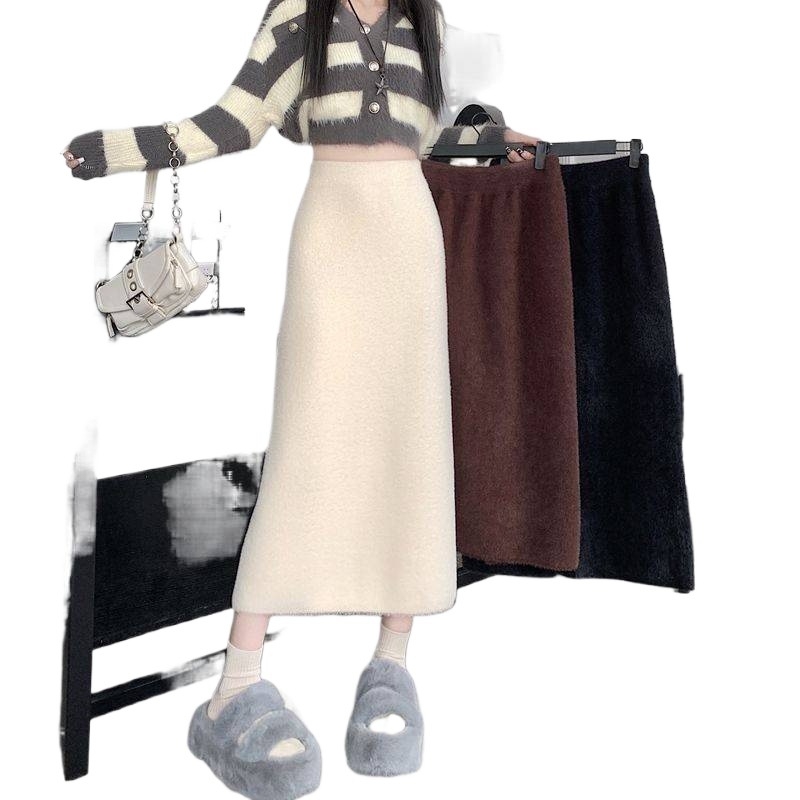 Fustă tricotată, medie ca lungime, cu croială strânsă pe șolduri, căptușită cu fleece