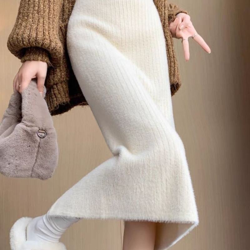 Fustă tricotată, medie ca lungime, cu croială strânsă pe șolduri, căptușită cu fleece