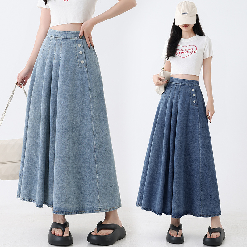 Fustă de denim plisată, lungime midi, talie înaltă, croială în A, detalii distressed și nasturi, primăvara 2024