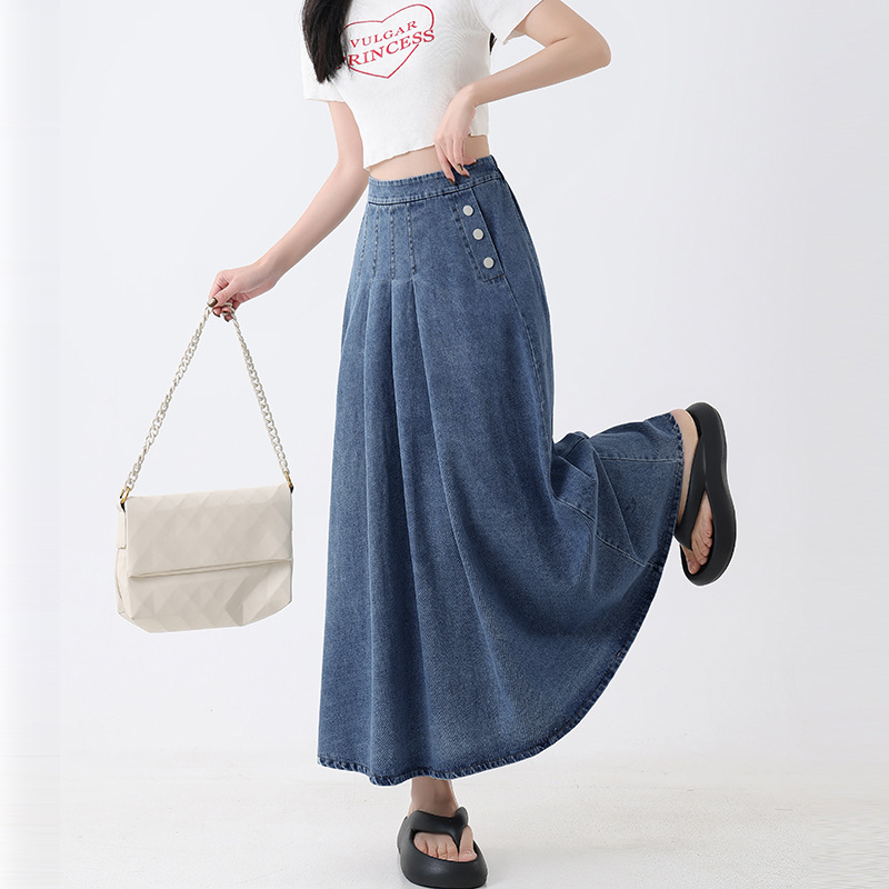 Fustă de denim plisată, lungime midi, talie înaltă, croială în A, detalii distressed și nasturi, primăvara 2024