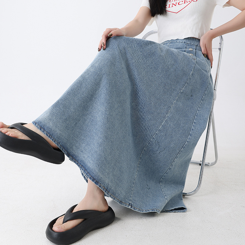 Fustă de denim plisată, lungime midi, talie înaltă, croială în A, detalii distressed și nasturi, primăvara 2024