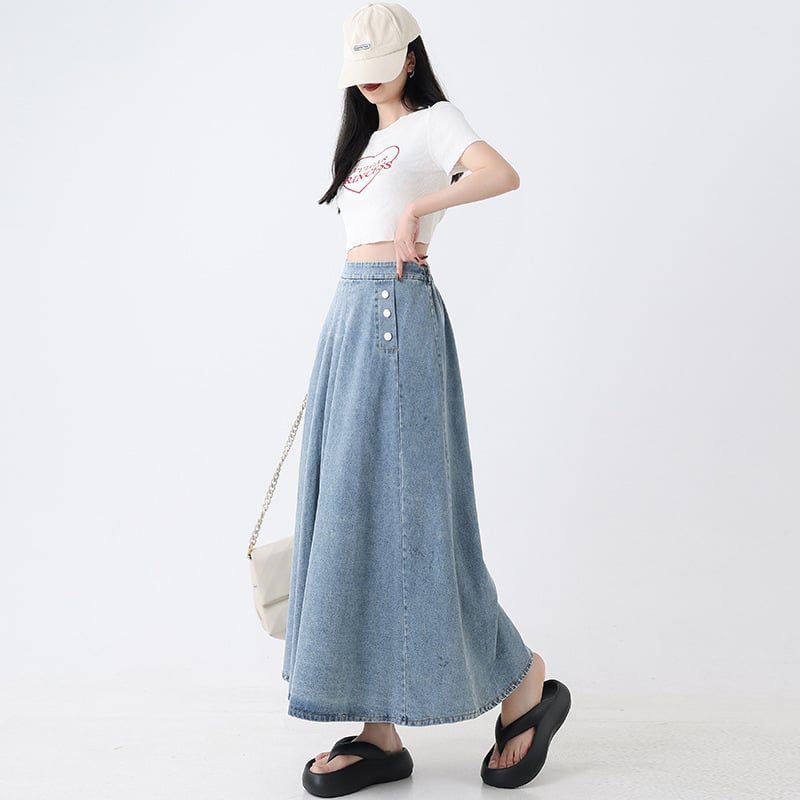 Fustă de denim plisată, lungime midi, talie înaltă, croială în A, detalii distressed și nasturi, primăvara 2024