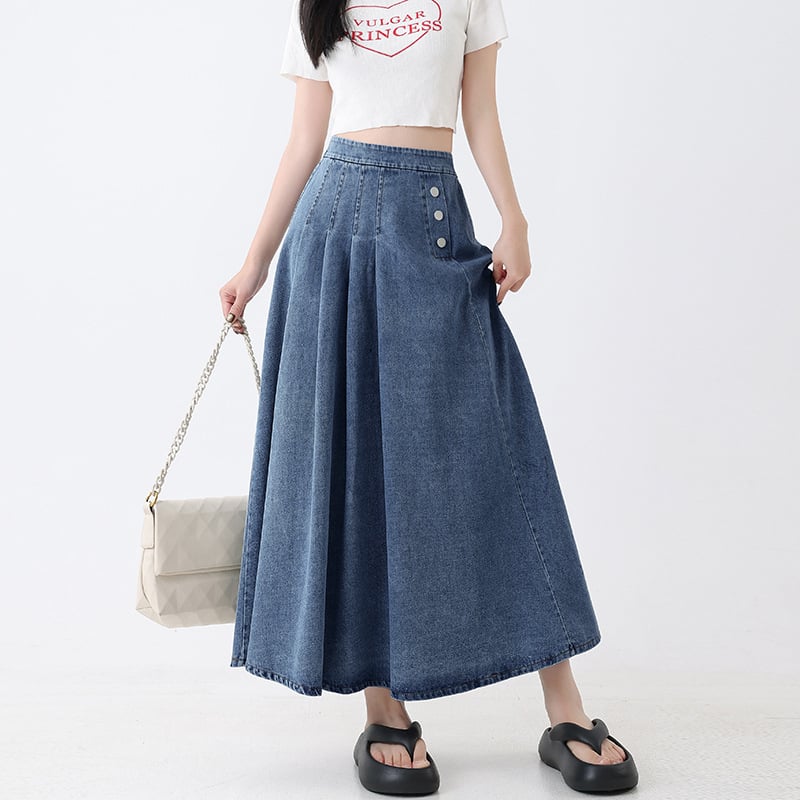 Fustă de denim plisată, lungime midi, talie înaltă, croială în A, detalii distressed și nasturi, primăvara 2024