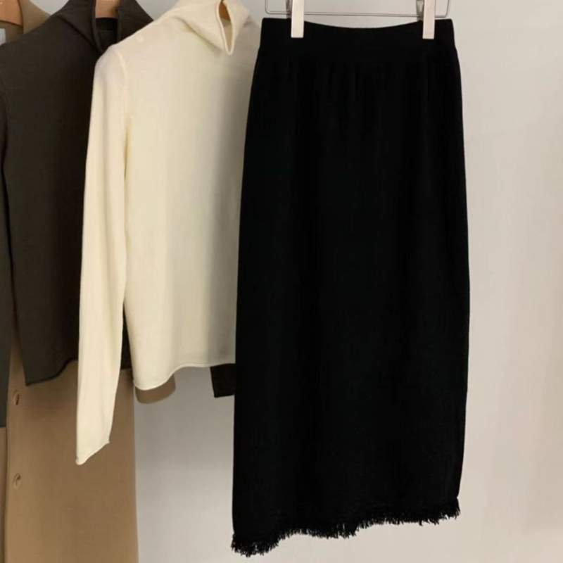 Fustă tricotată evazată cu ciucuri, lungime midi, din lână, stil suroră regală