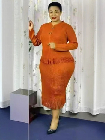 Costum două piese cu fustă și top, pliuri în formă de solzi de pește și ciucuri, mâneci lungi, fustă lungă, poliester 95%+