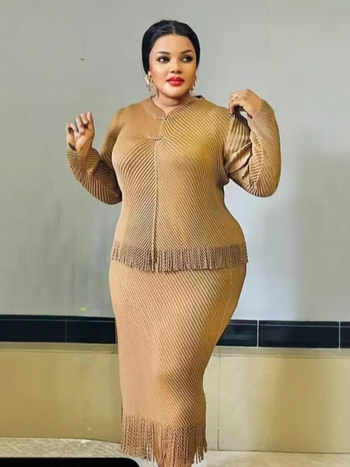 Costum două piese cu fustă și top, pliuri în formă de solzi de pește și ciucuri, mâneci lungi, fustă lungă, poliester 95%+