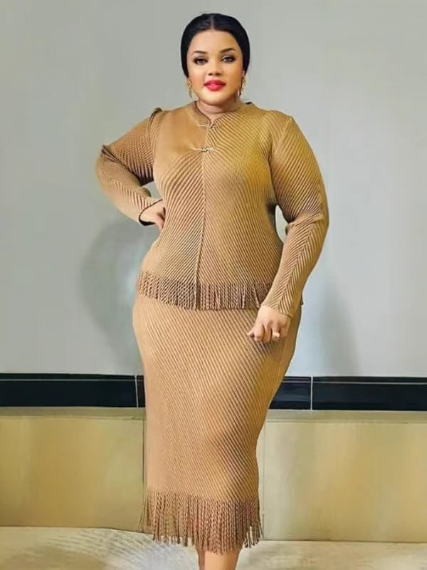 Costum două piese cu fustă și top, pliuri în formă de solzi de pește și ciucuri, mâneci lungi, fustă lungă, poliester 95%+