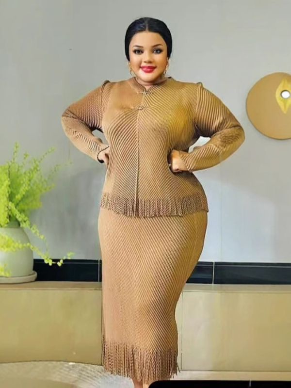 Costum două piese cu fustă și top, pliuri în formă de solzi de pește și ciucuri, mâneci lungi, fustă lungă, poliester 95%+