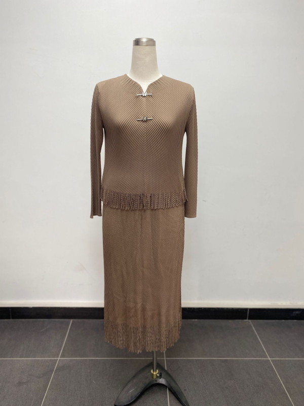 Costum două piese cu fustă și top, pliuri în formă de solzi de pește și ciucuri, mâneci lungi, fustă lungă, poliester 95%+