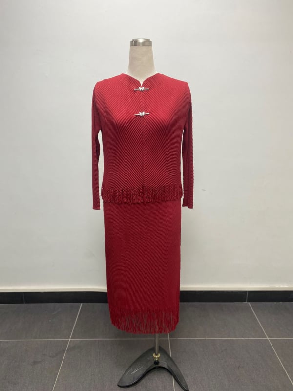 Costum două piese cu fustă și top, pliuri în formă de solzi de pește și ciucuri, mâneci lungi, fustă lungă, poliester 95%+