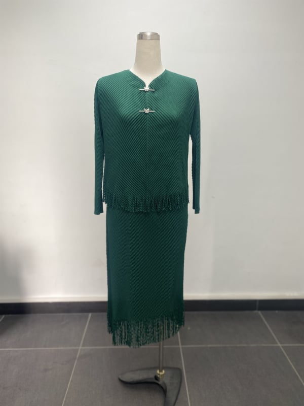 Costum două piese cu fustă și top, pliuri în formă de solzi de pește și ciucuri, mâneci lungi, fustă lungă, poliester 95%+