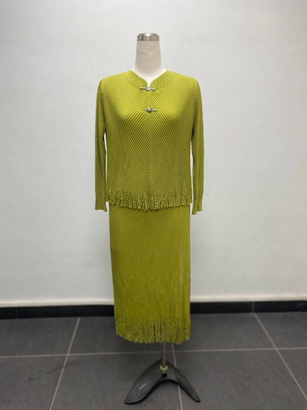 Costum două piese cu fustă și top, pliuri în formă de solzi de pește și ciucuri, mâneci lungi, fustă lungă, poliester 95%+