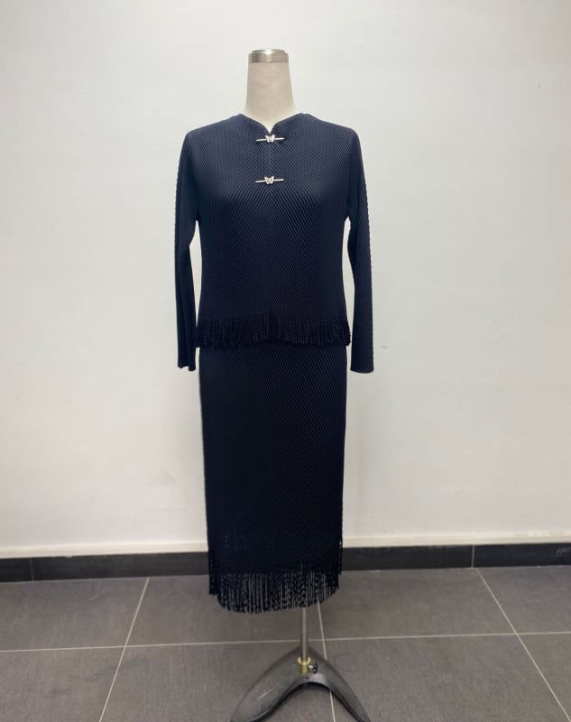 Costum două piese cu fustă și top, pliuri în formă de solzi de pește și ciucuri, mâneci lungi, fustă lungă, poliester 95%+