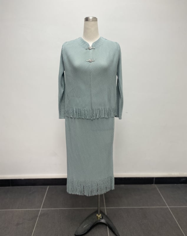 Costum două piese cu fustă și top, pliuri în formă de solzi de pește și ciucuri, mâneci lungi, fustă lungă, poliester 95%+