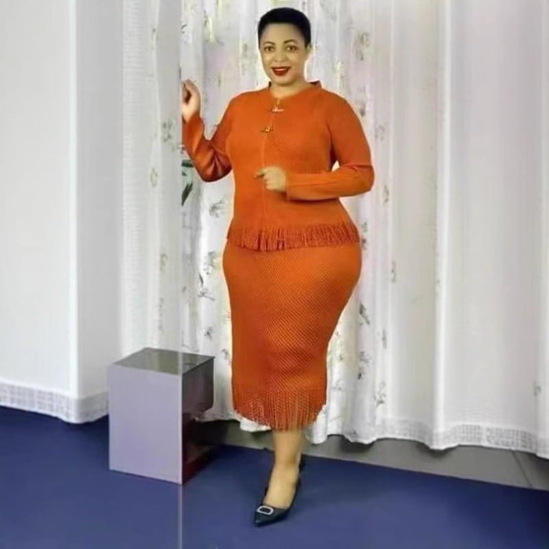 Costum două piese cu fustă și top, pliuri în formă de solzi de pește și ciucuri, mâneci lungi, fustă lungă, poliester 95%+