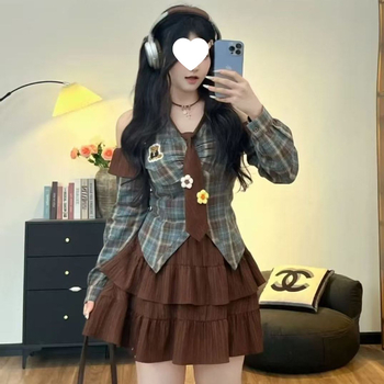 Top cu umeri goi și fustă în carouri, set din două piese, mâneci lungi, poliester