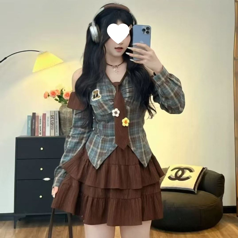 Top cu umeri goi și fustă în carouri, set din două piese, mâneci lungi, poliester