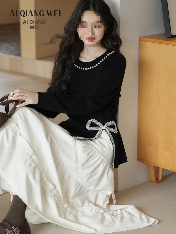 Dámsky pletený sveter s korálkami a čipkovým patchom, s kapucňou, pásový strih, okrúhly výstrih