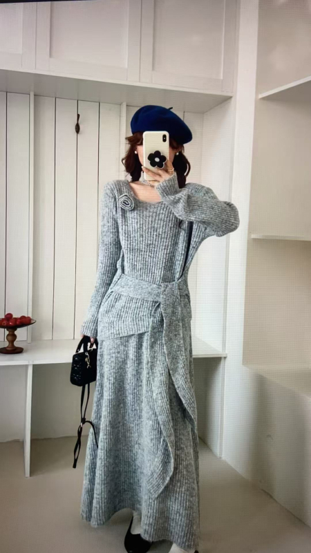 Pletený dvojdielny set: sukňa a sveter, s dlhými rukávmi, stredne dlhá sukňa, elegantný kancelársky štýl, jeseň 2025