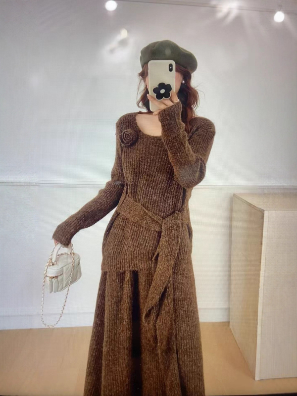 Pletený dvojdielny set: sukňa a sveter, s dlhými rukávmi, stredne dlhá sukňa, elegantný kancelársky štýl, jeseň 2025