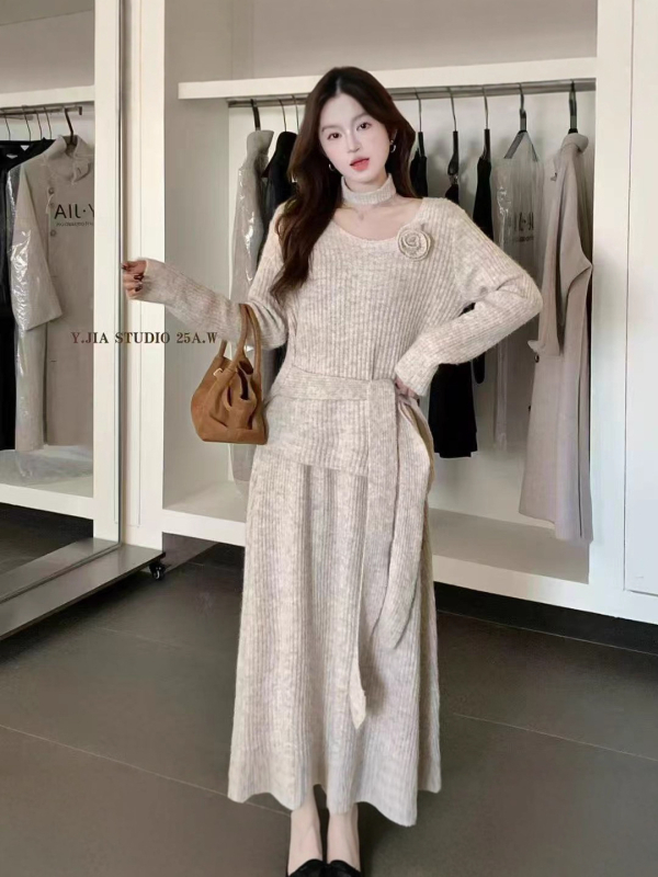 Pletený dvojdielny set: sukňa a sveter, s dlhými rukávmi, stredne dlhá sukňa, elegantný kancelársky štýl, jeseň 2025