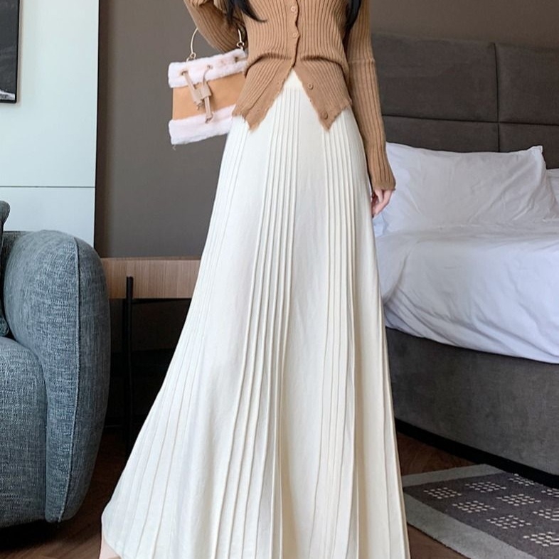 Plisovaná sukňa s A-linou, midi dĺžky, štýl Royal Sister, jar 2025