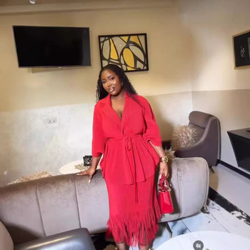 Costum cu fustă două piese, poliester, textură ușor zbârlită, mâneci 3/4, fustă midi