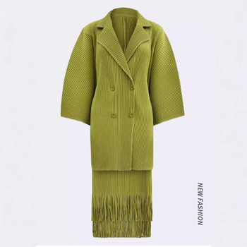 Costum cu fustă două piese, poliester, textură ușor zbârlită, mâneci 3/4, fustă midi