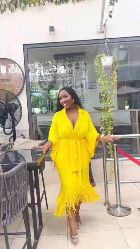 Costum cu fustă două piese, poliester, textură ușor zbârlită, mâneci 3/4, fustă midi