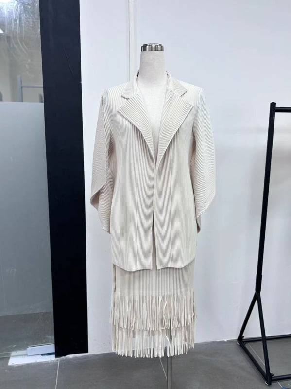 Costum cu fustă două piese, poliester, textură ușor zbârlită, mâneci 3/4, fustă midi