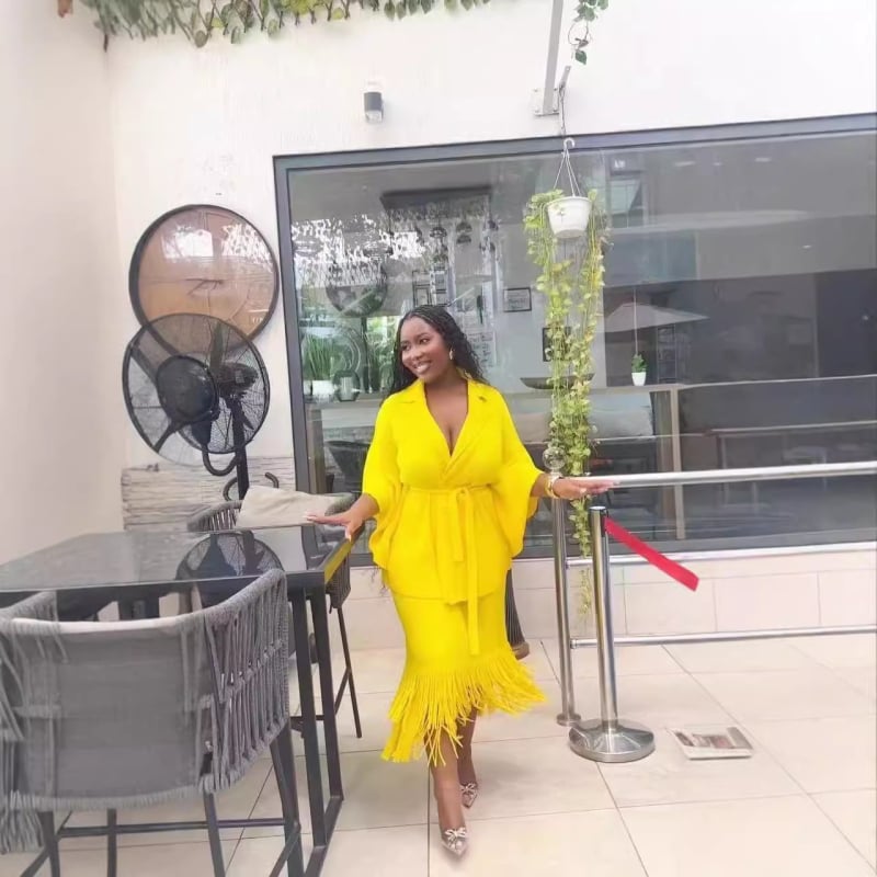 Costum cu fustă două piese, poliester, textură ușor zbârlită, mâneci 3/4, fustă midi