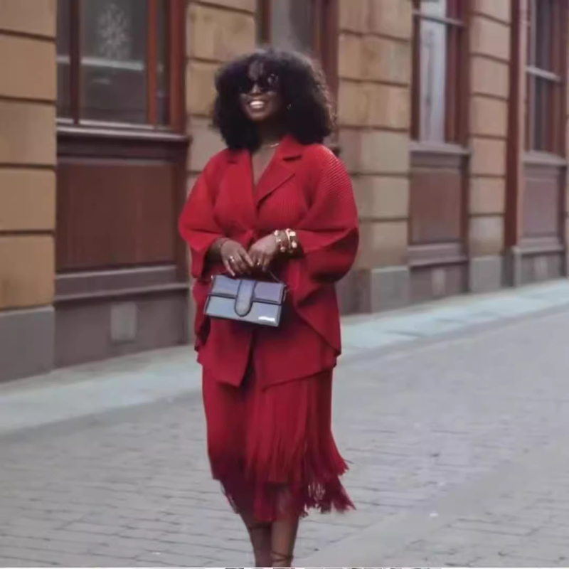 Costum cu fustă două piese, poliester, textură ușor zbârlită, mâneci 3/4, fustă midi