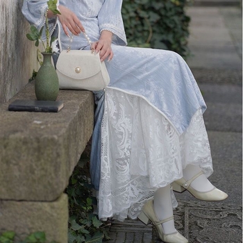 Haljina u Cheongsam stilu s visokim strukom i čipkastim prorezanim suknjom, midi duljina, široka silueta. Woolen
